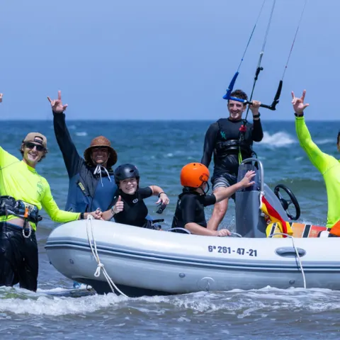 Élèves et moniteurs autour du bateau d'assistance