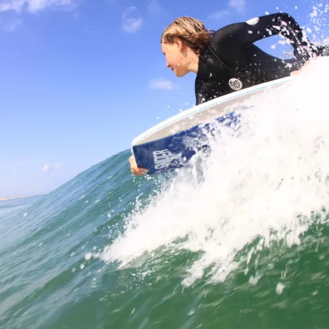 Bodyboarder dans une vague
