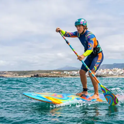 Pratique du paddle devant la côte