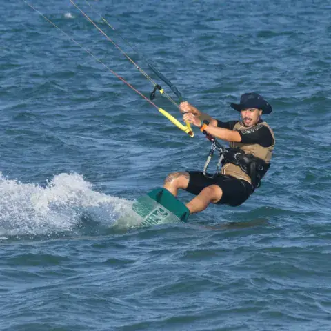 Kitesurfeur sur l'eau