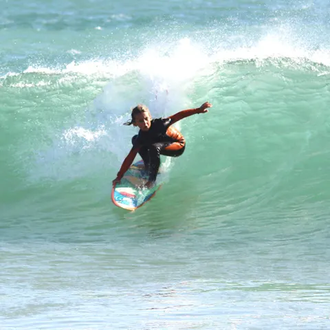 Surfeur sur une vague