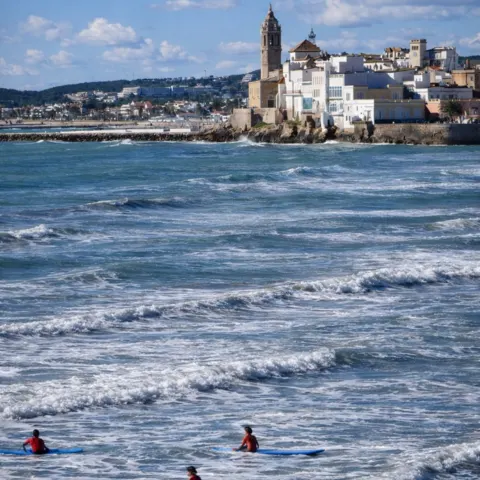 Surfeurs dans les vagues devant la ville