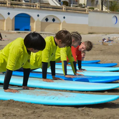 Exercice de pop-up sur des planches de surf, sur le sable