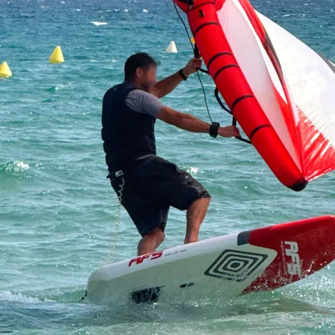 Pratiquant de wing sur sa planche