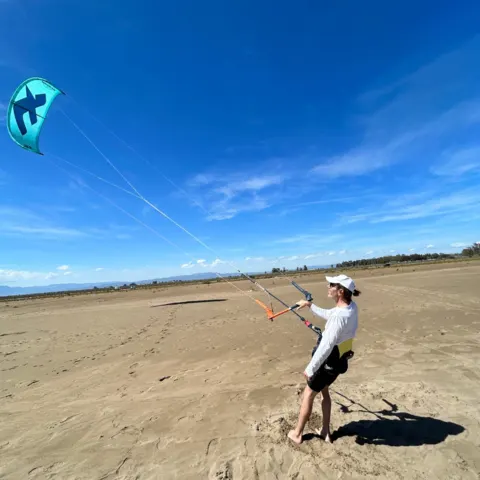 Pilotage d'un kite sur la plage