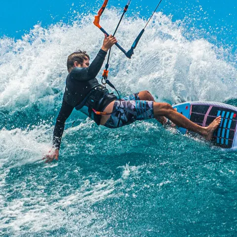 Kitesurfeur en virage dans les vagues
