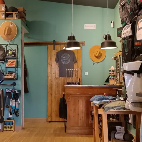 Rayon de vêtements et d'accessoires de la boutique