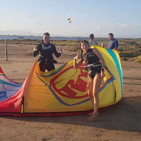 Kite déployé sur la plage avec un groupe