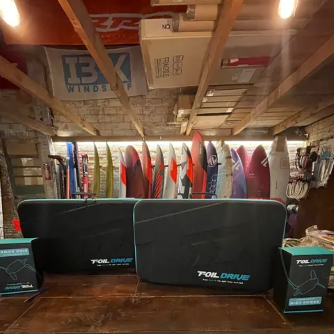 Réserve du magasin avec planches et housses de foil électrique