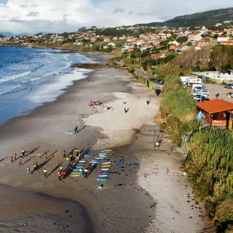La plage de Patos et les planches de l'école alignées sur le sable