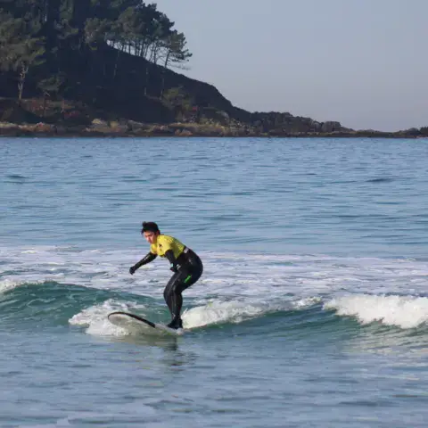Surfeur debout sur une vague à Patos