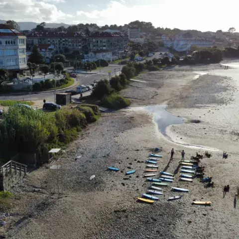 Vue aérienne de la plage de Patos et de l'école