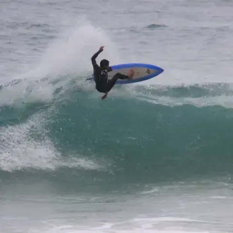 Surfeur en manœuvre sur une vague