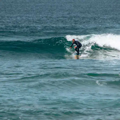 Surfeur sur une vague verte