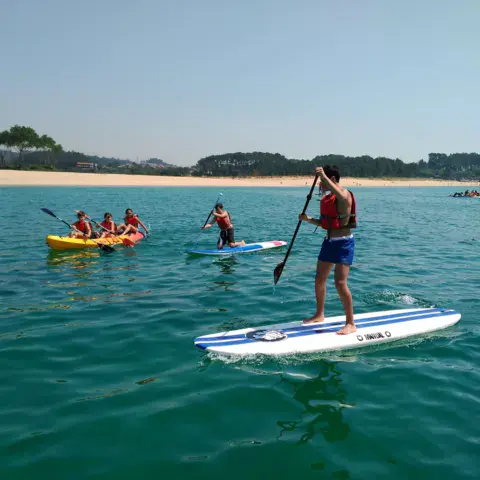 Paddle et kayaks sur l'eau calme de la ria