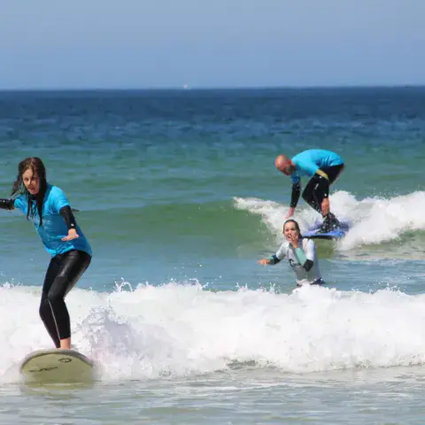 Cours de surf dans les vagues