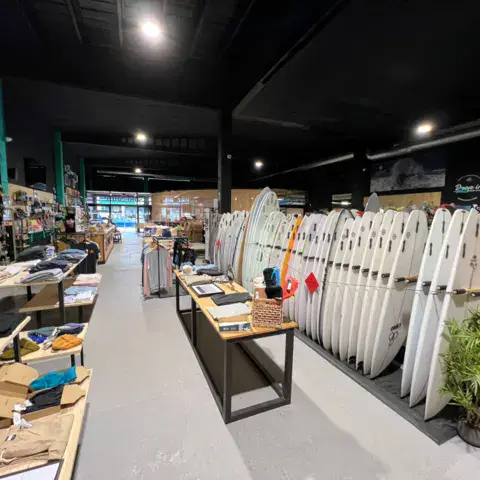 Rayon de planches de surf dans le magasin