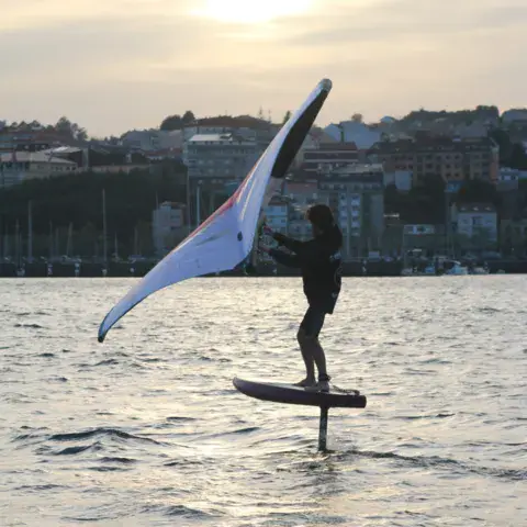 Wingfoil au coucher du soleil