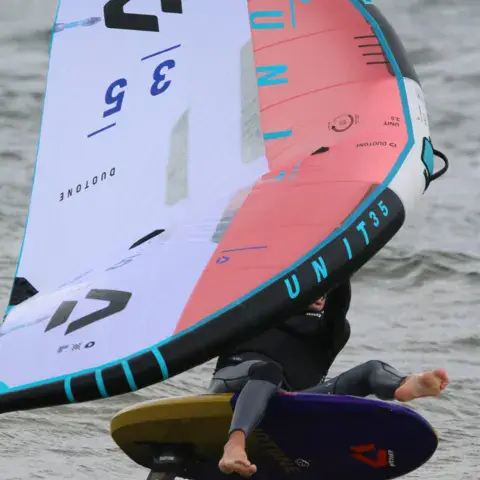 Aile et foil en gros plan pendant une session