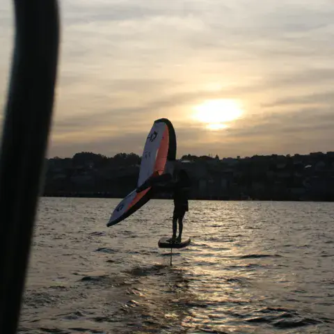 Session de wingfoil à contre-jour sur la ria