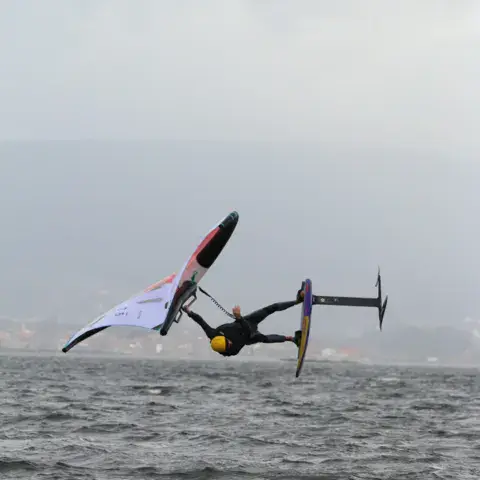 Chute en wingfoil par temps gris