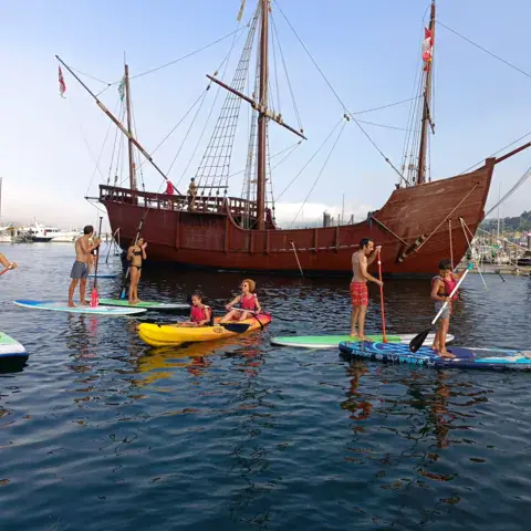 Sortie en paddle et kayak devant la caravelle de Baiona