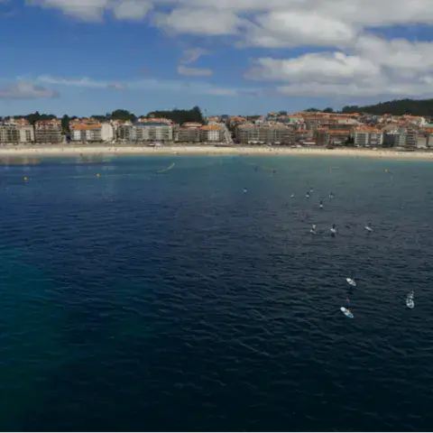 Vue aérienne de la plage de Sanxenxo avec des pagayeurs