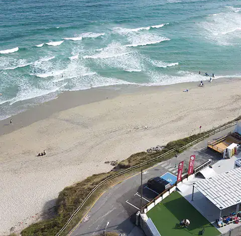 Vue aérienne de la plage de Razo et des installations du camp