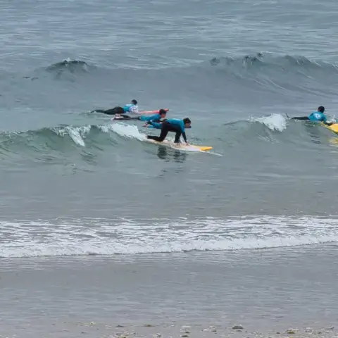 Surfeurs dans l'eau à San Antolín