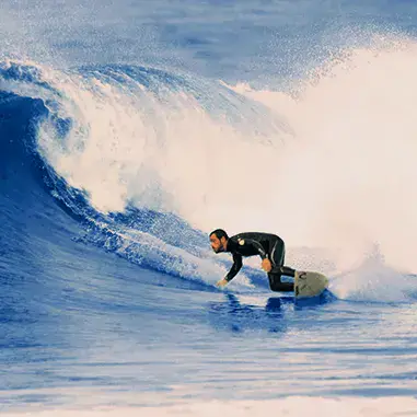 Surfeur sur une grosse vague