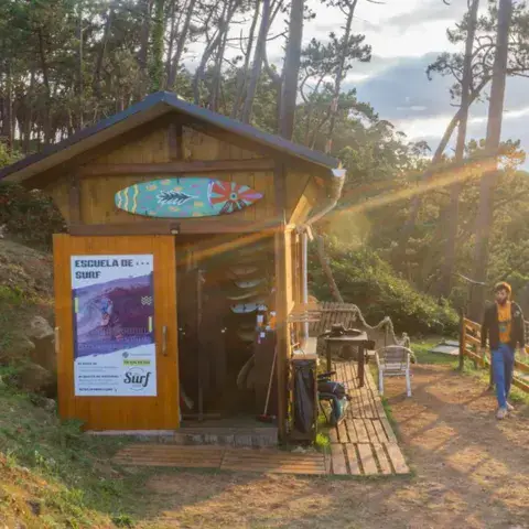 Cabane en bois de l'école dans la pinède derrière la plage