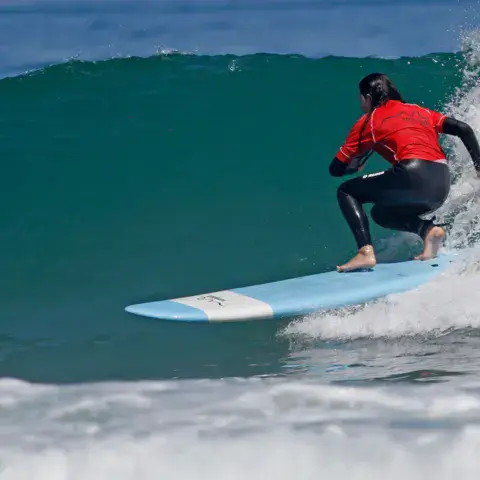 Surfeur en manœuvre sur une vague