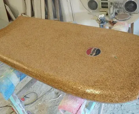 Bodyboard sur mesure fini en liège dans l'atelier