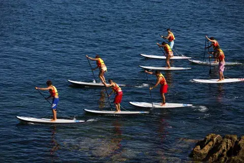 Groupe de stand up paddle sur l'eau