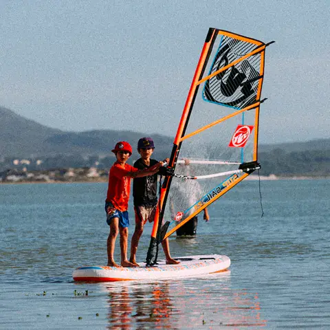 Cours de windsurf sur eau calme