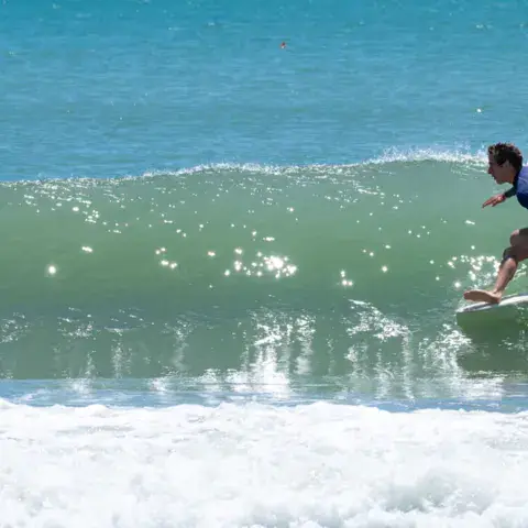 Surfeur sur une vague