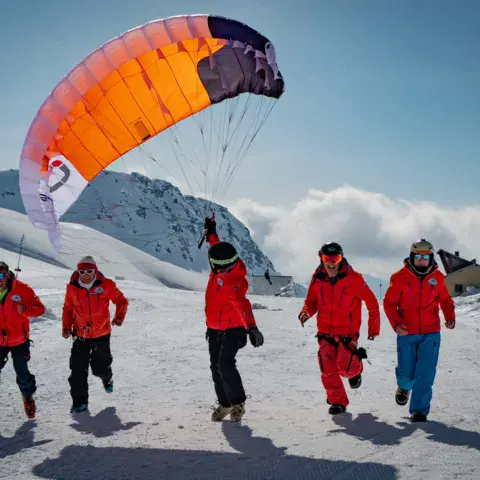 Moniteurs courant sur la neige avec une aile de snowkite