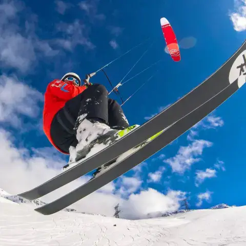 Saut à skis tracté par une aile de snowkite