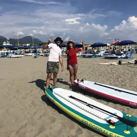 Planches de paddle sur la plage