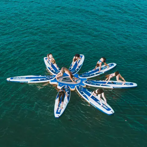 Séance de yoga SUP en groupe