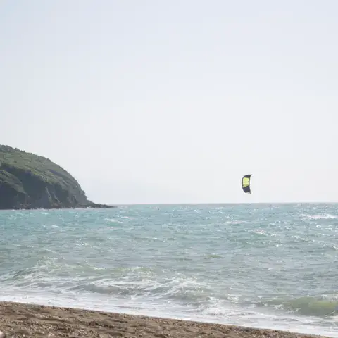 Kitesurfeur devant un promontoire