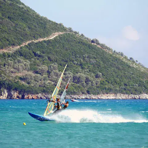 Windsurfeurs devant la côte