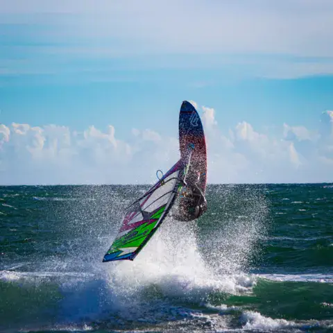 Saut en windsurf
