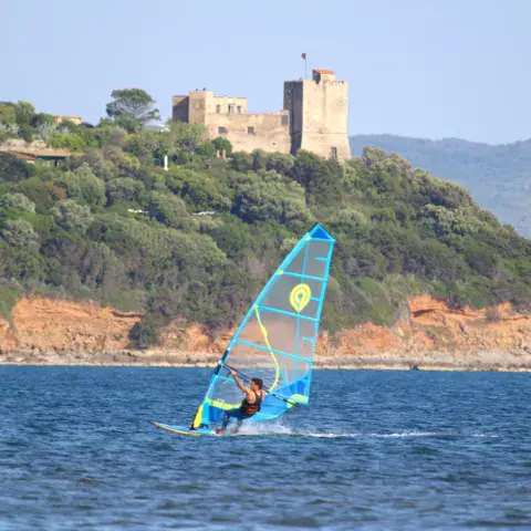 Windsurf devant la forteresse de Talamone