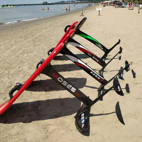 Planches de foil alignées sur la plage