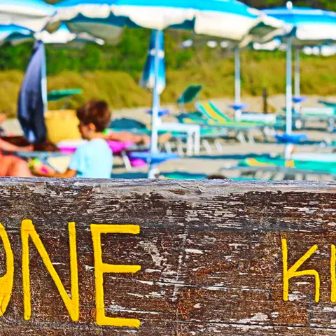 Plage aménagée de Puntone avec l'enseigne kitesurf