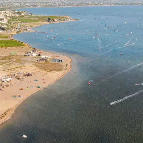 Vue aérienne de la plage de sable et de la lagune