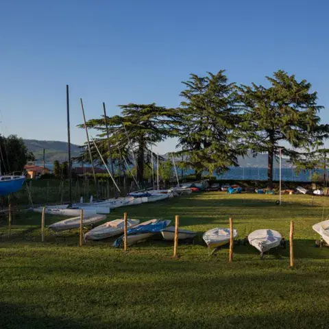Dériveurs sur la pelouse au bord du lac