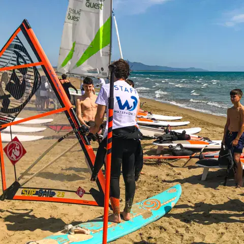 Matériel de windsurf et moniteur sur la plage