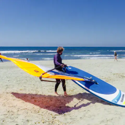 Pratiquant de windsurf sur la plage